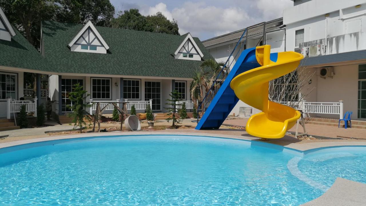 English Resotel : อิงลิช รีโซเทล ナコーンシータンマラート エクステリア 写真