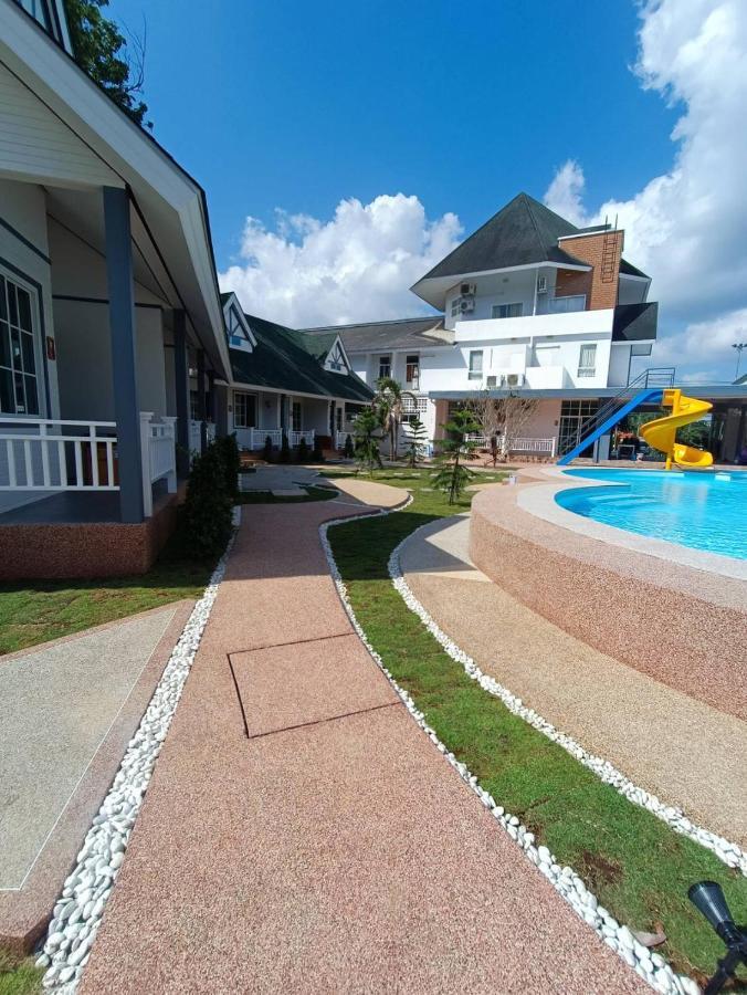 English Resotel : อิงลิช รีโซเทล ナコーンシータンマラート エクステリア 写真